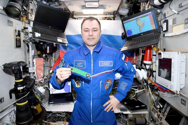 Российские космонавты отправили на Землю посылку с МКС