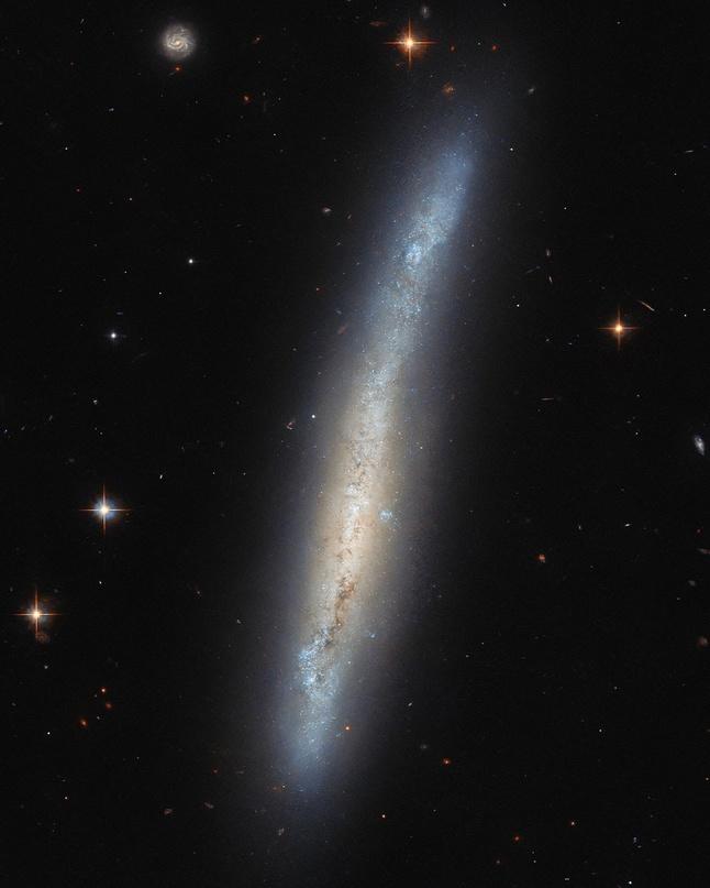 Космический телескоп Хаббл снял NGC 4423, галактику, расположенную на расстоянии около 55 миллионов световых лет в созвездии Девы
