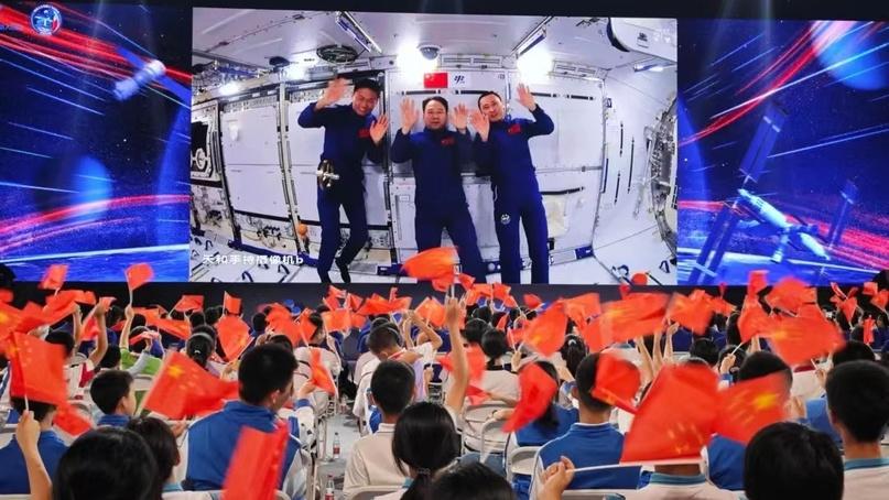 Экипаж миссии "Шэньчжоу-16" - Цзин Хайпэн, Чжу Янчжу и Гуй Хайчао - провели сегодня 4-ую лекцию "Класс Тяньгун"