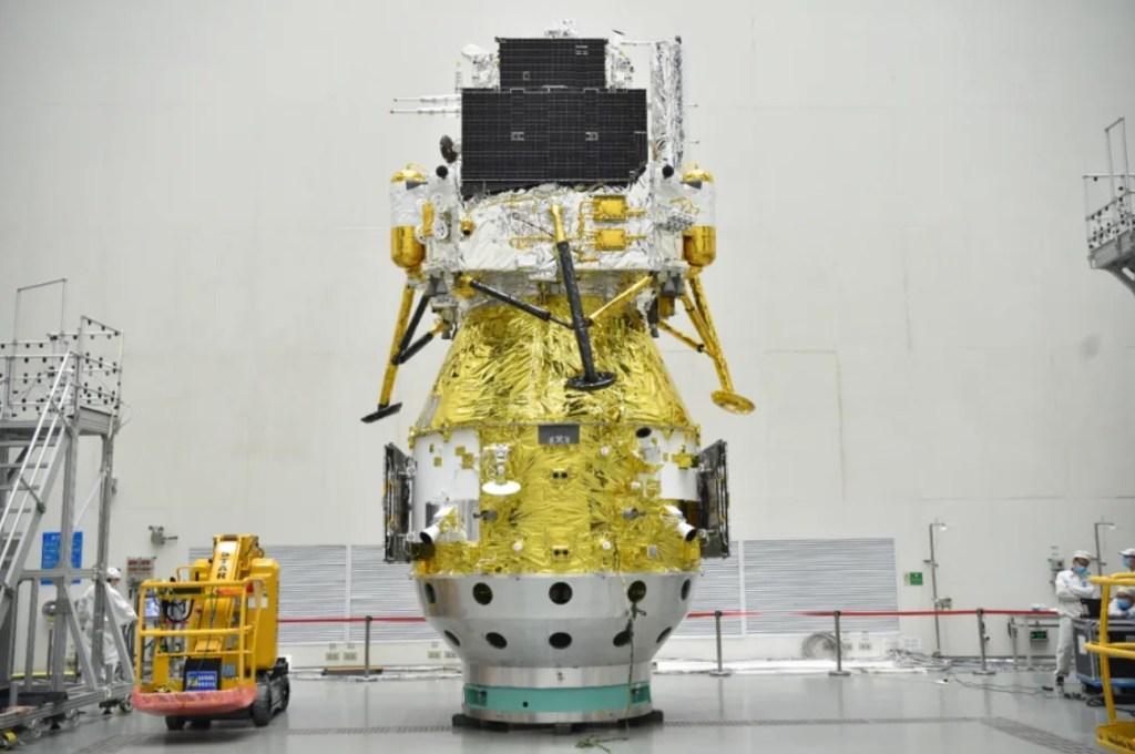 Китайский космический зонд "Чанъэ-6" успешно вышел на окололунную орбиту