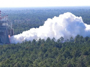 NASA завершила успешные статические огневые испытания новых ракетных двигателей RS-25 для лунных миссий