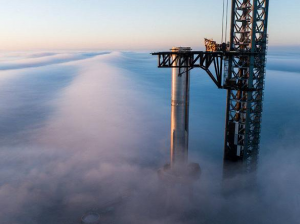 Ну теперь-то точно получится? SpaceX установила Super Heavy на стартовую площадку перед запуском