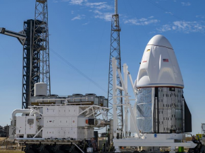 Новый космический корабль SpaceX Dragon доставлен на стартовую площадку