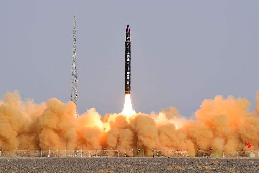 Китай запустил пилотируемый корабль к своей орбитальной станции