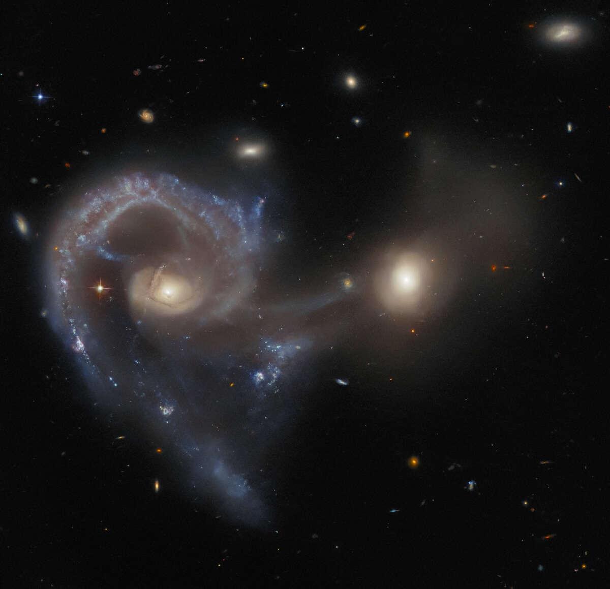 «Хаббл» запечатлел необычную пару галактик Arp 107