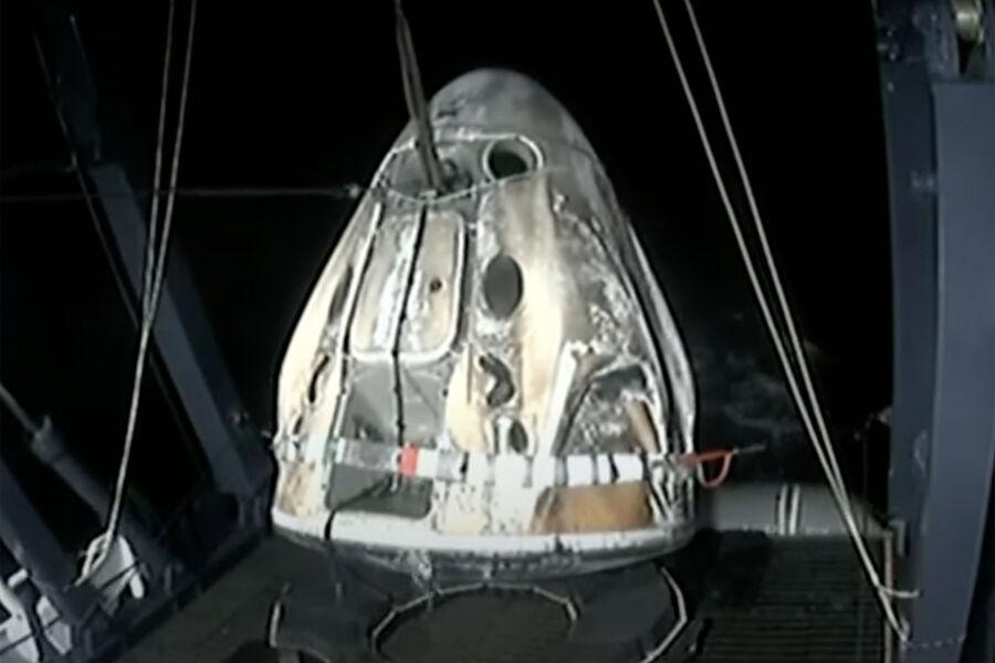 Корабль Crew Dragon с космонавтом Федяевым подняло из воды судно SpaceX