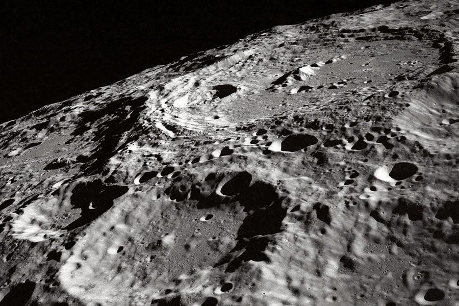 Ученые объяснили, почему пыль на Луне быстро перемещается при отсутствии там ветра
