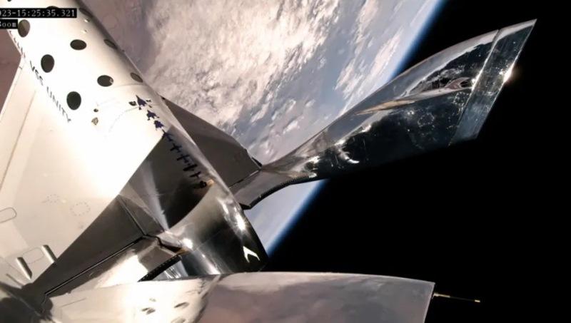 Австралопитек побывал в космосе: Virgin Galactic свозила на орбиту окаменелые останки предков человека