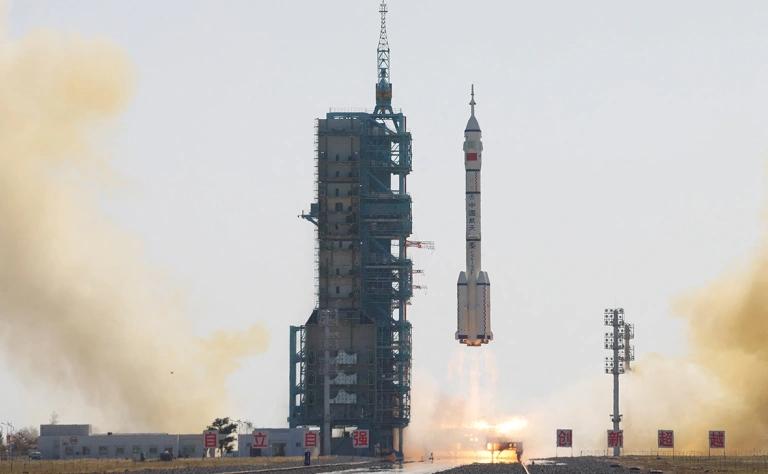 Китай готовит запуск корабля "Шэньчжоу-17" с тремя тайконавтами (Хунбо, Шэнцзе и Синьлинь) к орбитальной станции "Тяньгун"