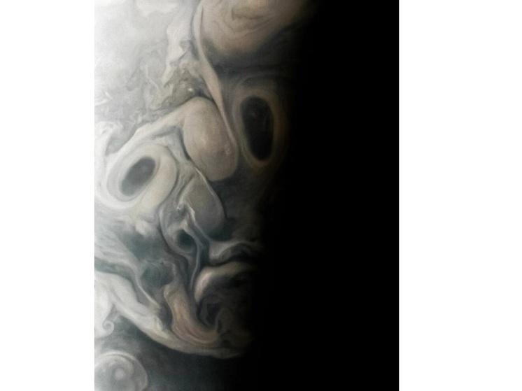 Юнона сфотографировала на планете Юпитер грустное лицо