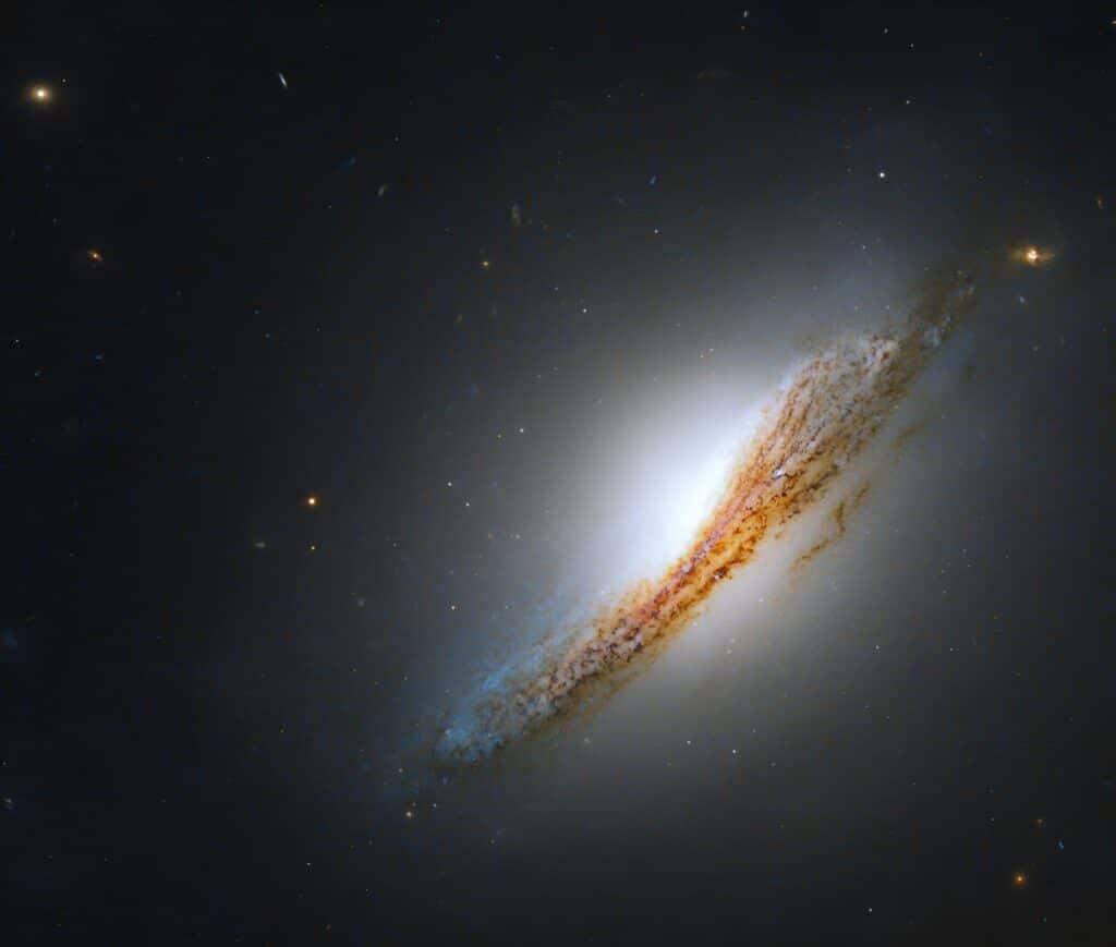 Телескоп «Хаббл» запечатлел редкую линзовидную радиогалактику